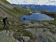 35 Dal lago superiore saliamo per traccia...